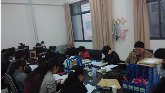 图为人体解剖教研室与实验室正在进行集体学习